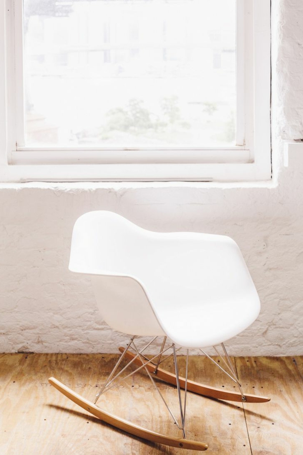 designer-stühle-weiß-schaukelstühle-mit-schönem-design