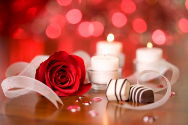 ein-romantischer-abend-romantische-ideen-zum-valentinstag--romantische-überraschung-rote-rose