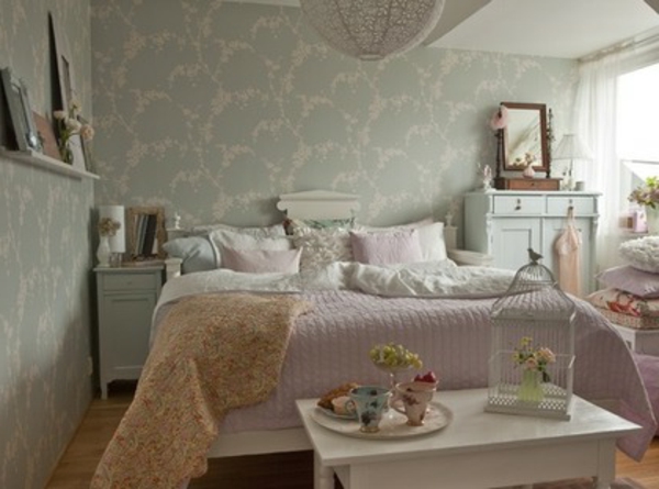 schlafzimmer im landhausstil - weiße gestaltung - viele dekokissen auf dem bett