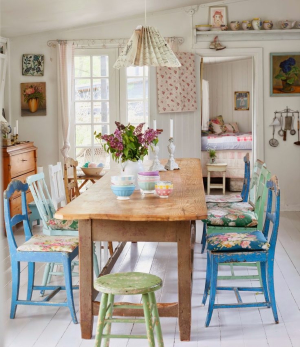 esszimmer-ideen-landhausstil-esstisch-esszimmerstühle-blau-vintage-design