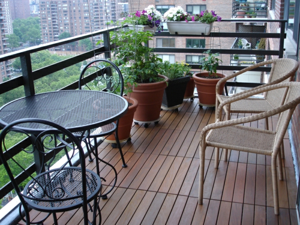 fantastischer-terrassenboden-braune-farbe-einrichtungsideen-balkon