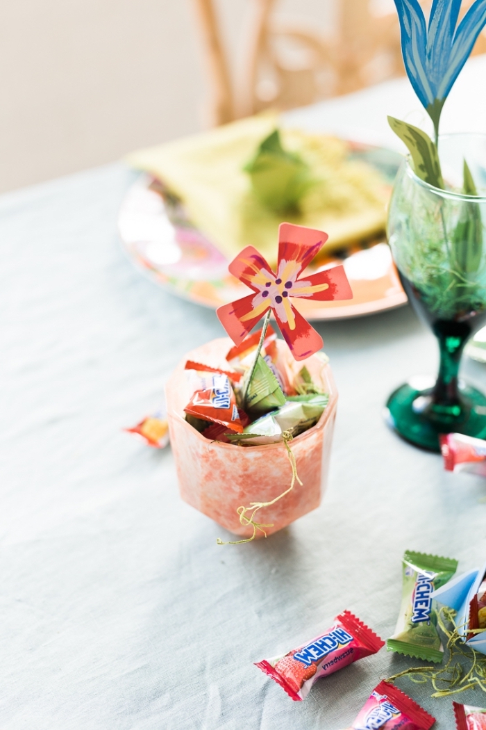 frühling deko tisch gesteck, kunstblume aus papier, schale mit bonbons, ostergeschenke