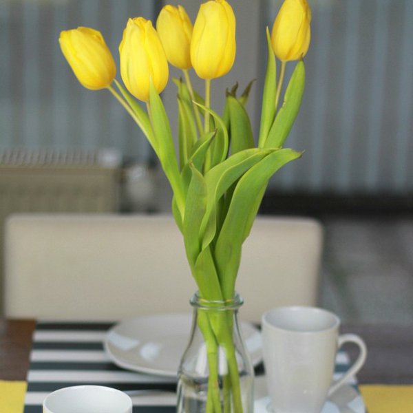 wunderschöne gelbe-tulpen-in-einer-vase-tischdeko-zum-frühling