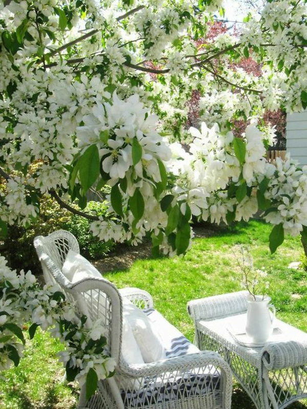 gestaltungsideen-für-den-garten-gartendeko-ideen-garten-und-freizeit-frühling Sitzecke im Garten