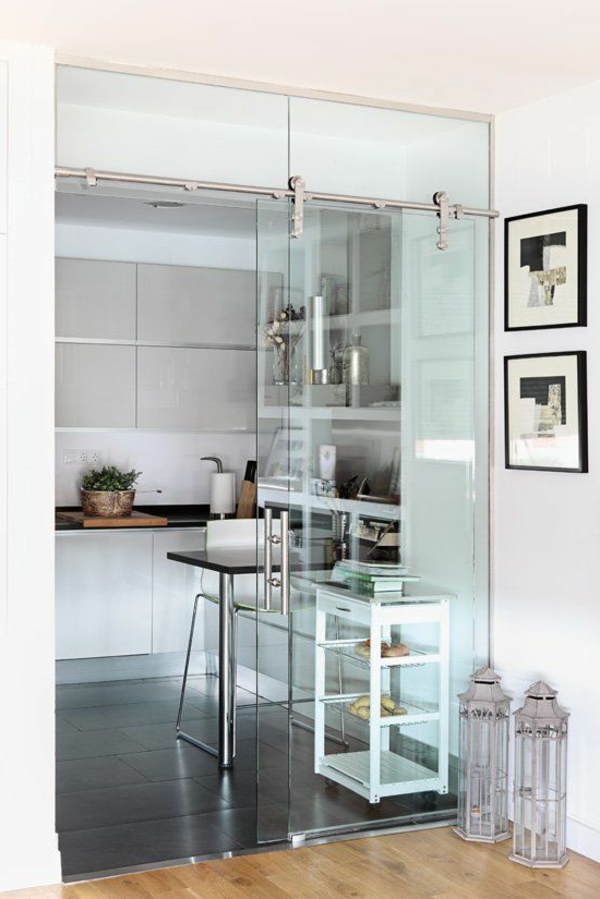 glasschiebetür-holzboden-moderne-gestaltungsideen-für-zuhause