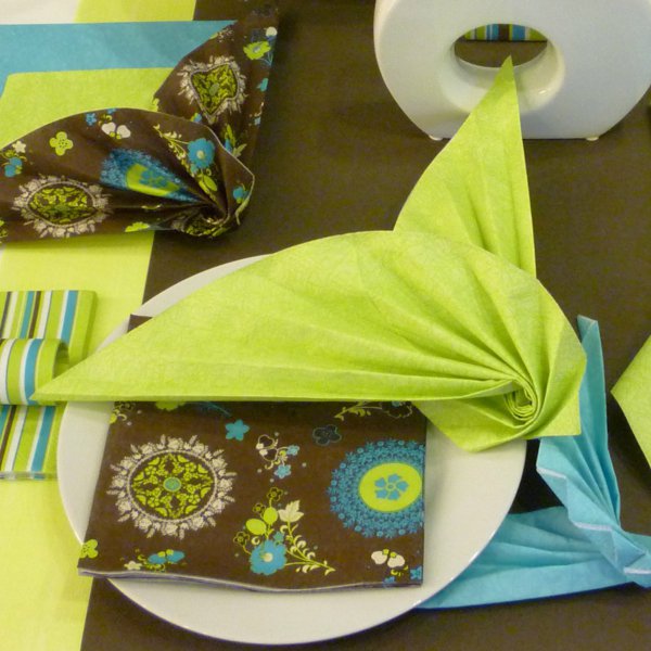 süße grüne-serviette-auf-dem-teller-tischdekoration