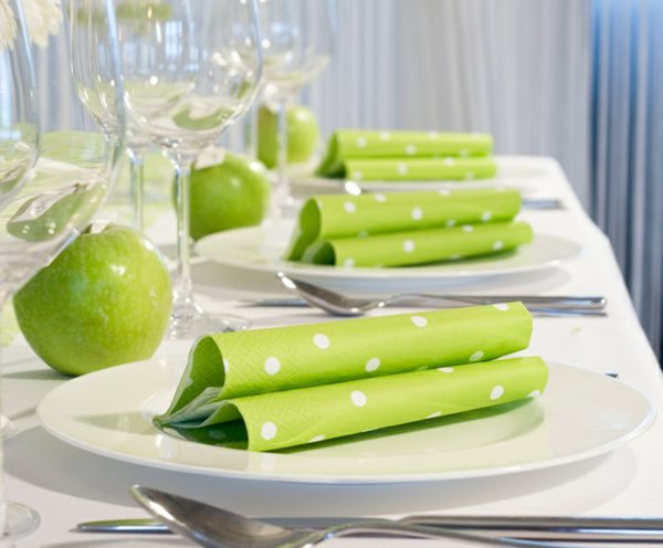 süße grüne-servietten-und-grüne-äpfel-auf-dem-frühling-tisch
