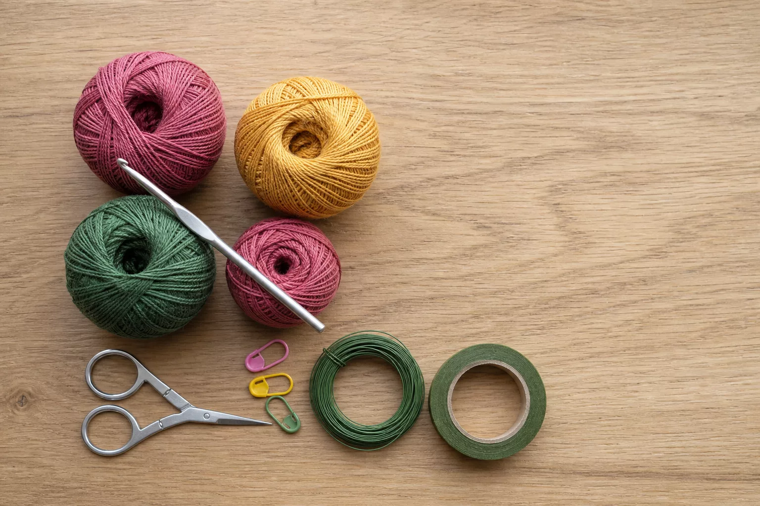 Merzerisierte Baumwolle, Häkelnadel und Zubehör als Material-Flatlay