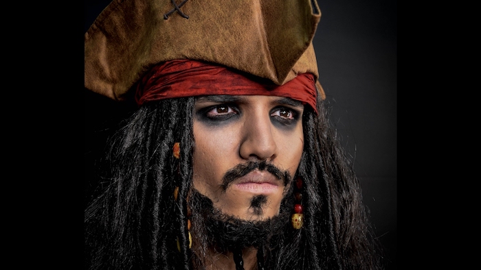 Halloween Make up für Herren, Jack Sparrow Make up, Piratenkopf mit rotem Kopftuch, Perücke mit Holzperlen 