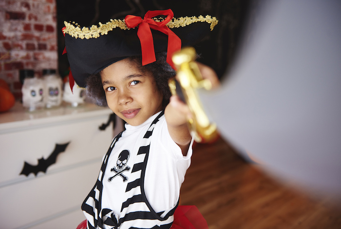 Halloween Kostüm Ideen für Kinder, Piratenkostüm mit großem Piratenhut und Säbel, Shirt mit Totenkopf 
