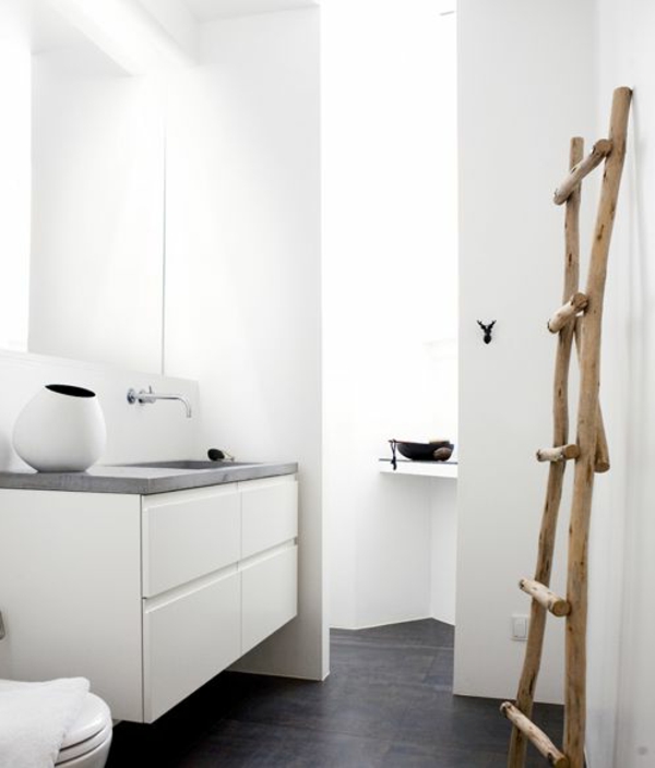handtuchhalkter-holz-ideen-für-das-badezimmer-holzleiter-ideen-für-kleines-badezimmer-weiße-wandfarbe-weißes-badezimmer