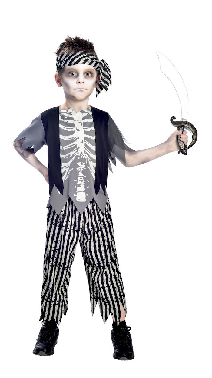 Halloween Piratenkostüm für Kinder, Zombie Make up, Säbel und Bandana, Shirt mit Skelett, gestreifte Hose 