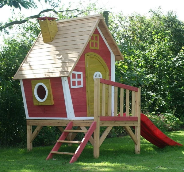kinderhaus-mit-rutsche-zum-spielen-in-dem-eigenen-garten-bauen