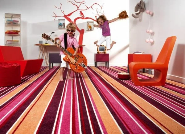 Teppich in bunten Farben - zwei kinder spielen im zimmer