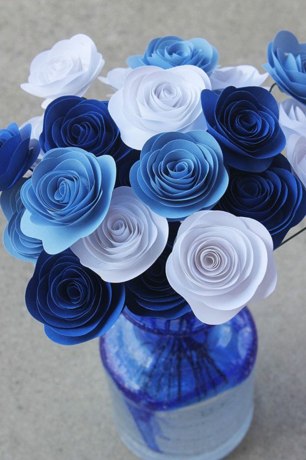 kreative-tischgestaltung-in-blau-und-weiß-tischdecke-papierblumen