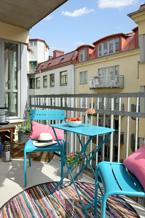 moderne-balkonmöbel-in-hellblau-balkon-ideen-für-draußen-balkon-gestaltung