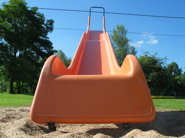 orange-rutschen-spielplatz-spielgeräte