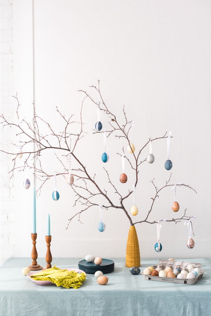 osterdeko in weiß und blau, baum dekoriert mit eiern, tischmittelpunkt diy, centerpice