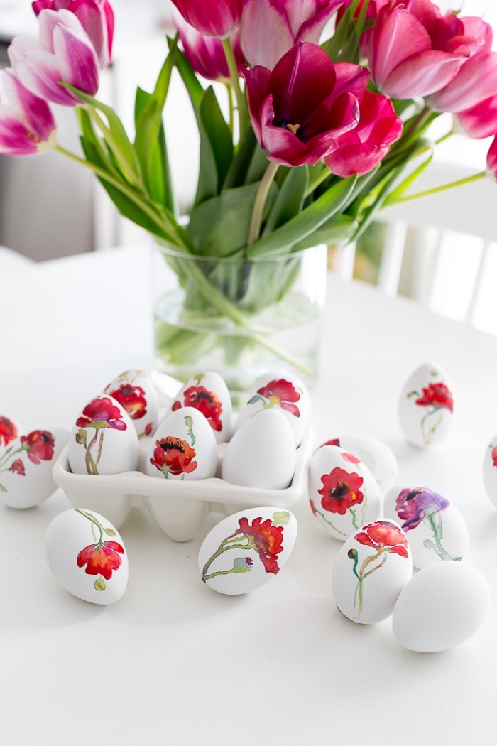 osterdeko in weiß und rosa, weiße eier dekoriert mit blüten, ostereier färben, tulpen