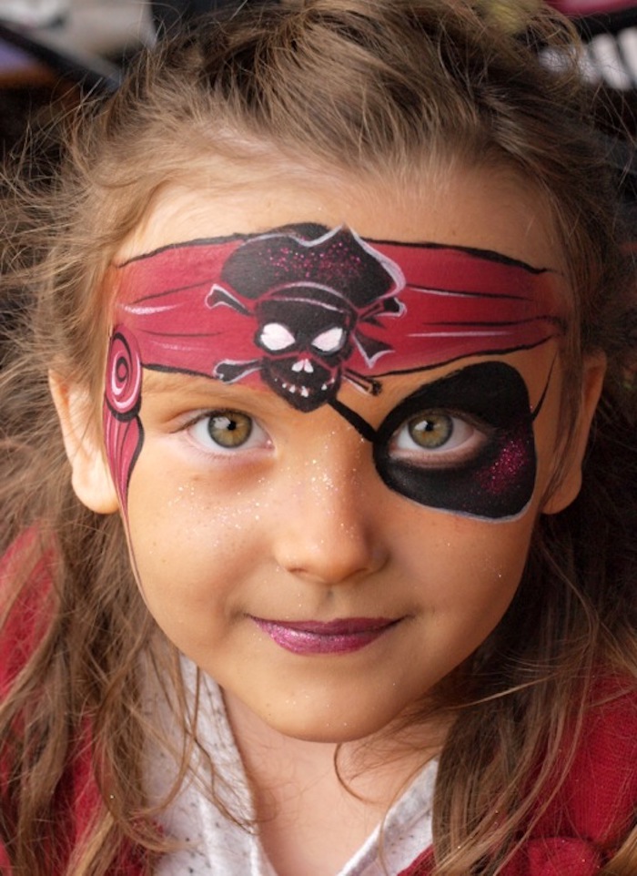 Halloween Make up für Kinder, rotes Kopftuch mit Totenkopf malen, schwarze Augenklappe 