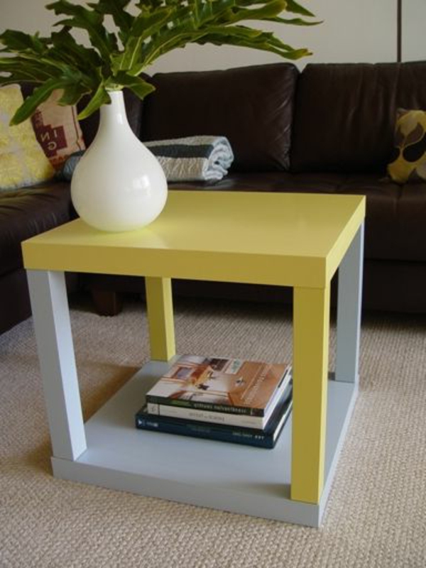quadratischer-tisch-in-gelb-und-weiß-fürs-wohnzimmer- ein sehr schönes und cooles bild