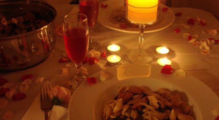 tisch-dekoration-kerzen-schick-edel-besonders-modern-valentinstag-romantisch-abend
