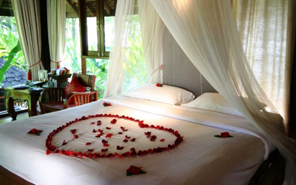 romantische-hotels-badewanne-mit-rosa-blättern