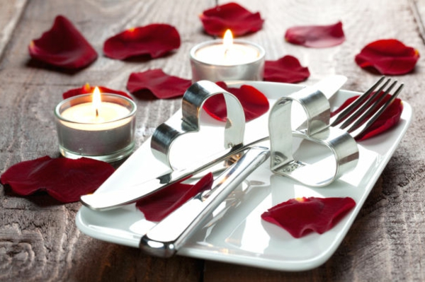 -romantisches-essen-ideen-zum-valentinstag-romantischer-abend-mit-kerzen