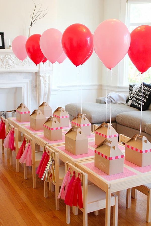 rosa-und-rote-ballons-tischdekoration-für-einen-kindergeburtstag-party-deko
