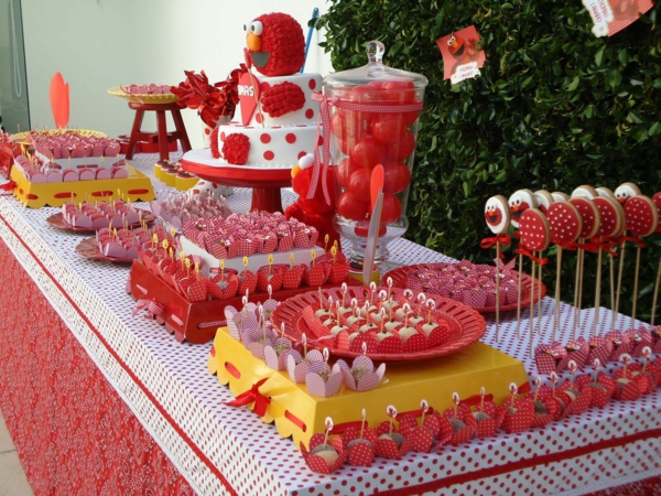rote-und-weiße-tischdekoration-für-einen-kindergeburtstag-party-deko