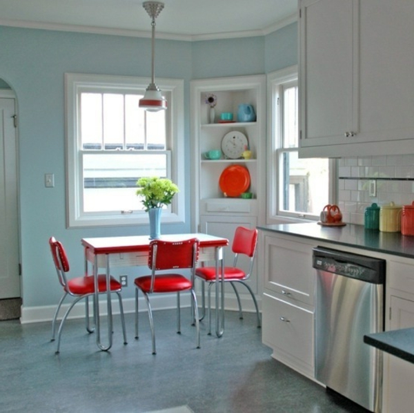 roter-tisch-und-rote-stühle-im-schönen-zimmer-vintage-küche