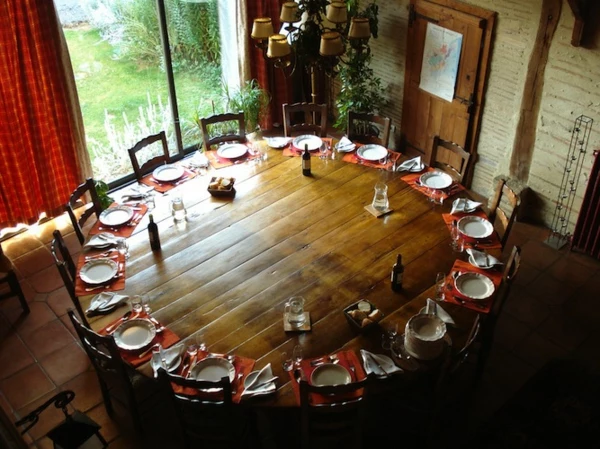 Runder Tisch - cooles modell aus holz mit vielen sitzplätzen