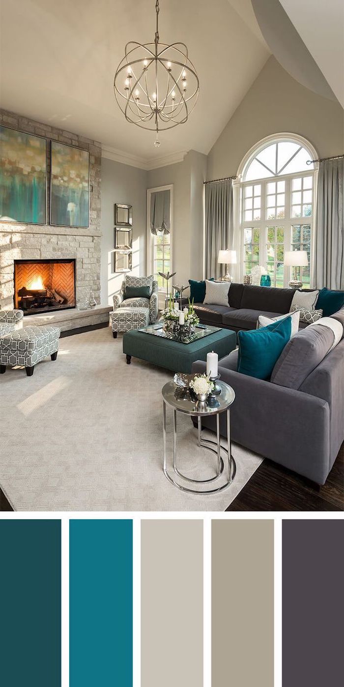 Wohnzimmer Einrichtung Farbpalette, von Blau bis Grau, praktische Loungemöbel, runder Kronleuchter, Kamin mit Steinoptik 