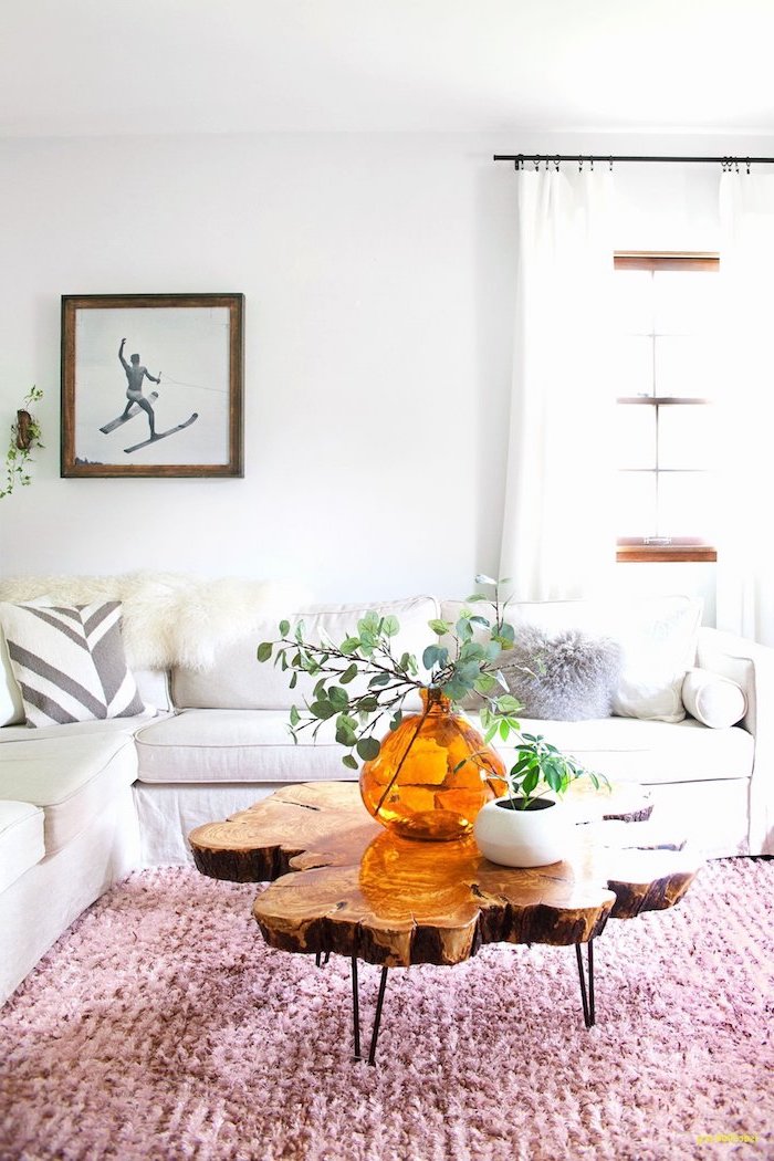 Wohnzimmer gestalten Ideen, weißes Sofa, rosa Teppich, Glasvase und weißer Blumentopf, Bild Skifahrer 