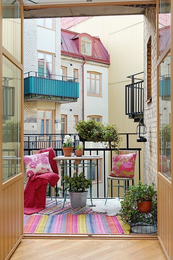 schöne-balkonmöbel-balkon-balkon-gestalten-balkon-ideen-bunter-teppich