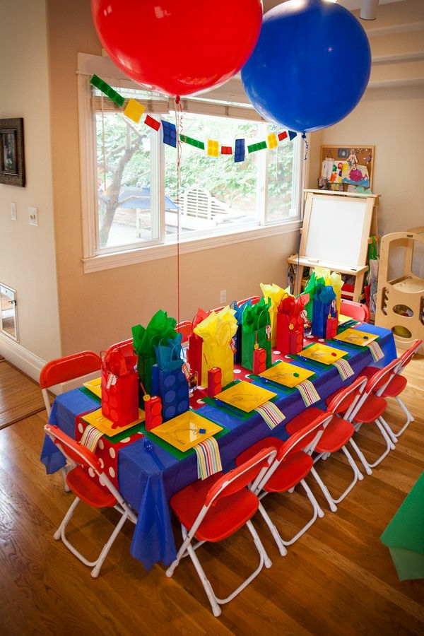 schöne--tischdekoration-für-einen-kindergeburtstag-party-deko