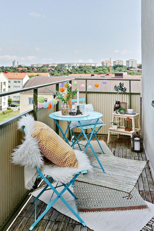 schöner-balkon-bodenbelag-balkon-ideen-balkon-gestalten-balkongestaltung