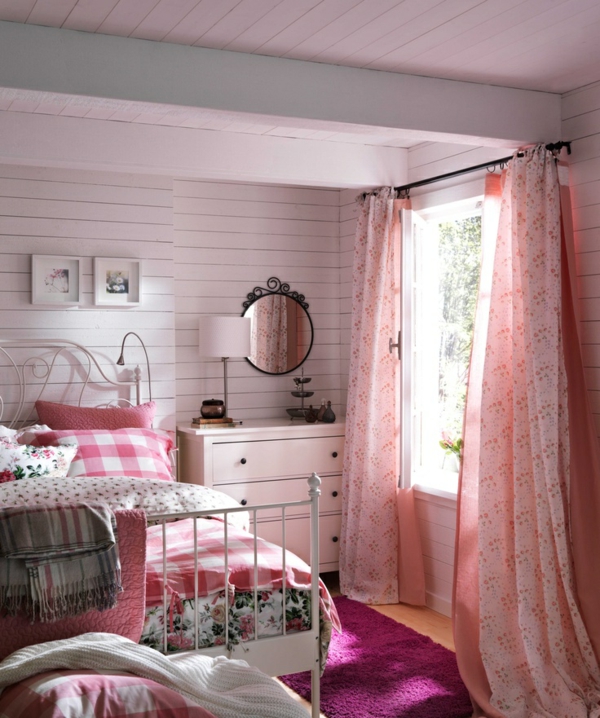 schönes-bett-im-landhausstil-im-rosigen-schlafzimmer- ein sehr schönes und cooles bild