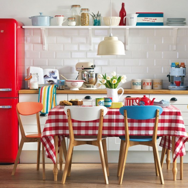 super-tolle-tischdecke-in-weiß-und-rot-in-einer-vintage-küche