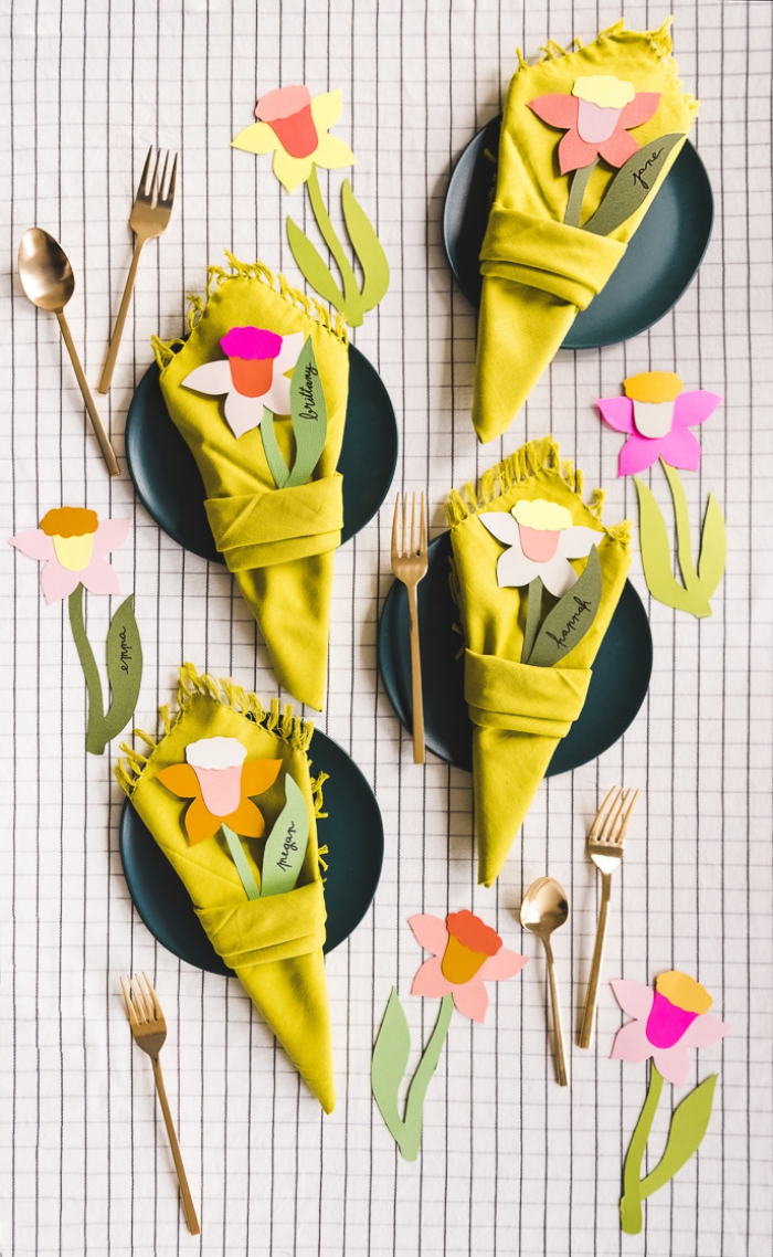 tischdeko frühling, grüne servietten dekroiert mit blumen aus papier, papierblumen