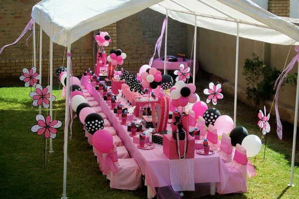 tischdekoration-für-einen-kindergeburtstag-party-deko-rosa-ballons