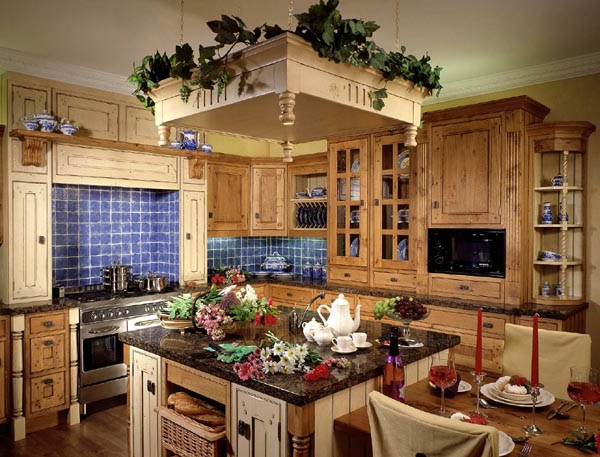 landhaus dekoration - wunderschöne große küche mit einer kochinsel und grünen pflanzen darüber