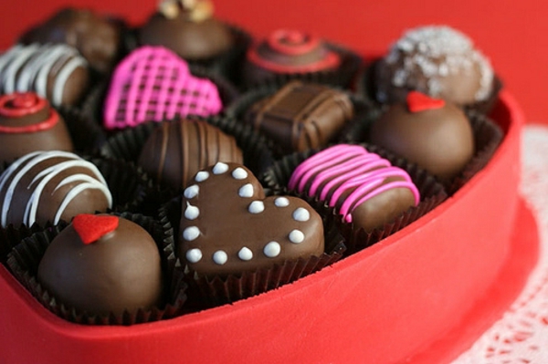 valentinstag-ideen-valentinstag-geschenke-romantische-ideen-schokolade/ bonbons/herzen/idee