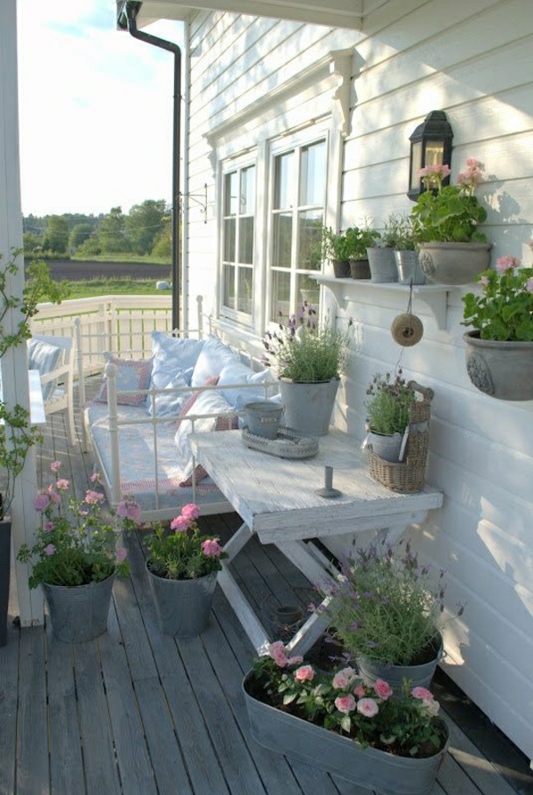vintage-holzmöbel-weiß-für-den-balkon