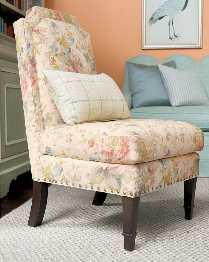 Weißer Sessel mit Blumenmuster, mit Holzbeinen, kariertes Kissen, Sofa in Hellblau, Wandfarbe Orange 