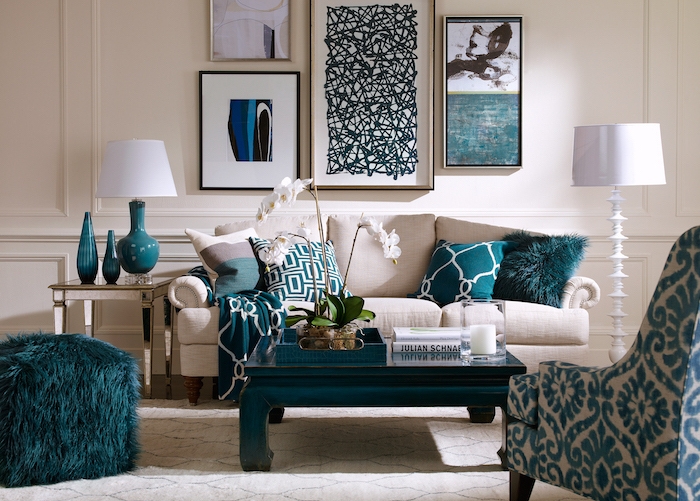 Wohnzimmer Einrichtung Ideen, weißes Sofa, dunkelblauer viereckiger Couchtisch, blaue Deko Kissen und Hocker, Sessel mit Blumenmuster