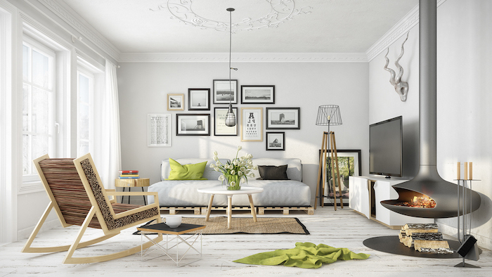 Wohnzimmer in Skandinavischer Wohnstil, Wandfarbe Weiß, Rattan Sofa, viele Bilder an Wand 