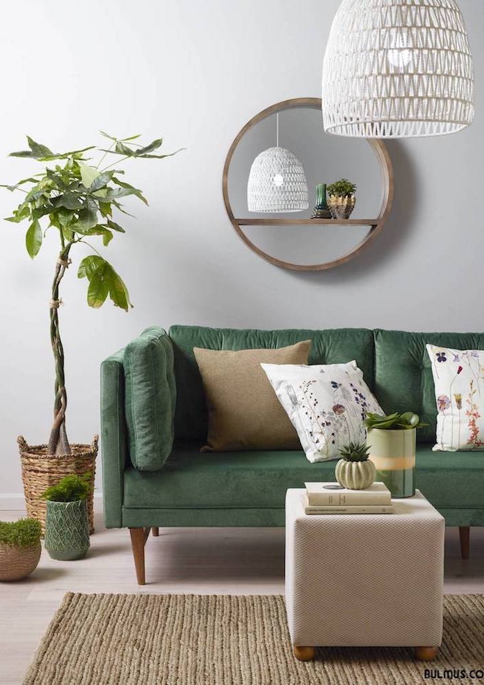 Wohnzimmer Ideen zum Entlehnen, graues Sofa mit kleinen Dekokissen in Weiß und Beige, Grünpflanze in Rattankorb
