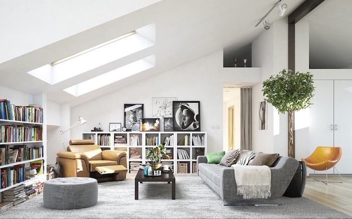 Wohnzimmer in skandinavischer Stil einrichten, Bücherrage und praktische Sitzmöbel, große Grünpflanze 