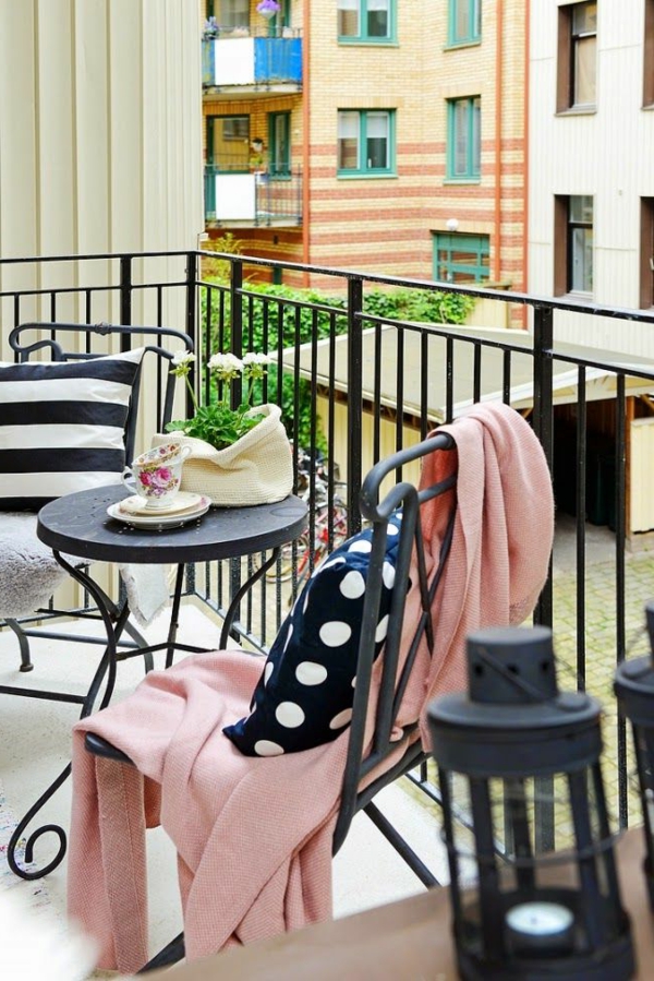 wunderschöne-moderne-balkonmöbel-balkon-ideen-für-draußen-balkon-gestaltung